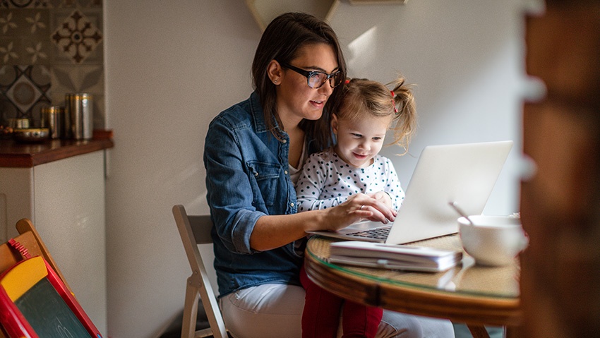 MomDaughter_Laptop_850